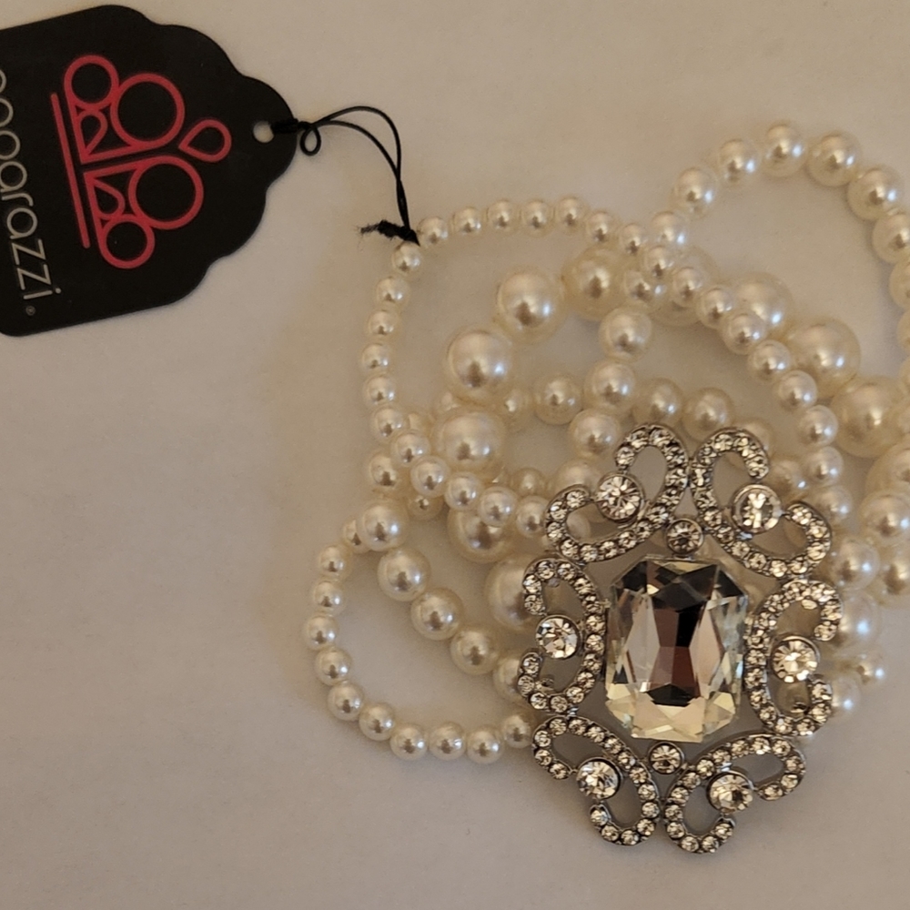 HP Paparazzi pearl cashmere stretch bracelet with a big shiny jewel rhinestones